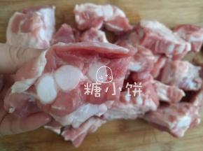 材料表里的脆骨指的是图片上这样的，肋排边上只含软骨的部分。
口感特别还不用吐骨头，不好买到的话用普通的排骨做也可以。
