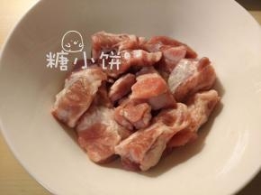 为了配合细窄的锥形粽，切成大约两指宽一指长的条状