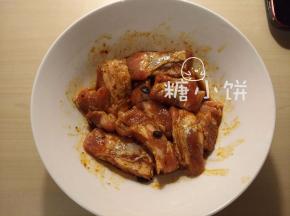 加入复合酱油30ML，豆豉1/2茶匙，四川辣椒面1茶匙，花椒粉1/4茶匙，
辣椒油（红油）1茶匙和藤椒油1/2茶匙拌匀，用保鲜膜盖好送入冰箱冷藏腌制一夜。
复合酱油做法参见【鲜肉粽】，没有的或者不想麻烦的也可以直接用酱油。
辣椒面是四川的小伙伴专门给我寄来，不知道具体品种，姑且泛称它四川辣椒面吧