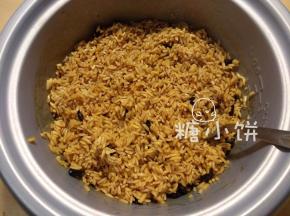 糯米300G加复合酱油20ML和足量清水浸泡一夜后沥去多余水分，再加老抽1.5茶匙，豆豉2茶匙和盐4G拌匀成米料备用。