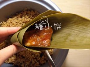 放入一块腌好的脆骨肉