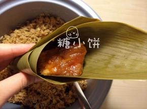 放入一块腌好的脆骨肉