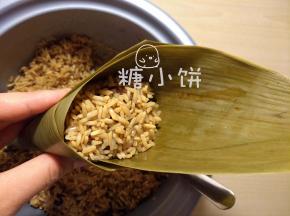 再铺上米料填补空隙、盖住表面