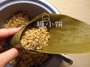 再铺上米料填补空隙、盖住表面