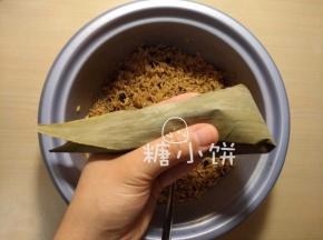 把余出来的叶片翻折过来包住开口处
