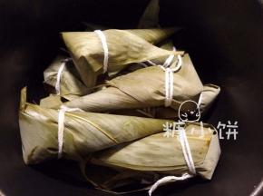 放入高压锅中，加水至没过所有粽子。
高压锅上汽后压22分钟，自然放气后开盖即可。