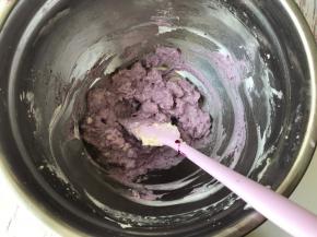 发酵期间制作半熟芝士夹馅：奶油奶酪提前软化，加糖粉打匀，再加淡奶油搅拌均匀即可。如果做成蓝莓味的加入蓝莓酱搅匀（前一步不用加糖粉了） 。