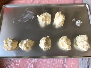做好的夹馅留出50克左右，其余分成7-9等份，稍稍整圆冷冻至硬。（大约15分钟）