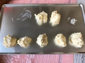 做好的夹馅留出50克左右，其余分成7-9等份，稍稍整圆冷冻至硬。（大约15分钟）