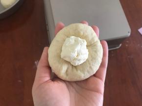 发好的面团排气并均分成7-9份儿，每份面团都擀成圆皮，然后放入一份。