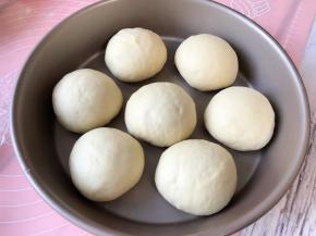 包好滚圆，摆入圆模，依次完成所有，中间放一个，四周放6-8个。