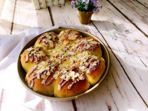 出炉后稍晾凉，挤上剩下的半熟芝士酱料，撒上杏仁片即可。