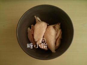 提前一天准备馅料：鸡腿洗净，焯水，把肉切成大块状。（也可先去骨再焯水，都一样的）