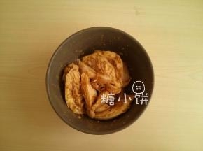 用清水1/2茶匙把泰式黄咖喱膏1茶匙化开，再加入盐1/2茶匙，日式咖喱粉（mild）1茶匙和现磨粗粒黑胡椒1小撮拌匀成腌料。
把调制好的腌料加到鸡腿肉中，揉搓2-3分钟，然后用保鲜膜盖好，腌制过夜。