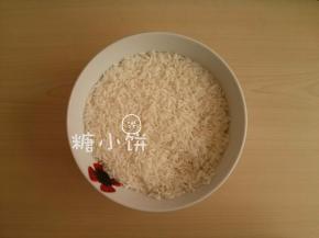 糯米也提前一夜用清水泡上，使用前滤去多余的水分