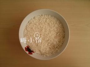 糯米也提前一夜用清水泡上，使用前滤去多余的水分