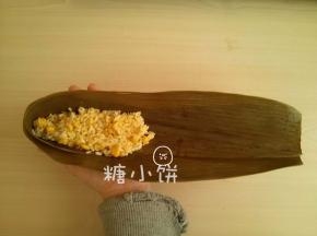折出一个漏斗的形状，底部铺上一层米料