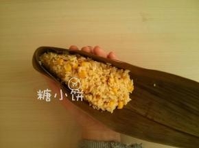 再铺米盖住馅料，用勺子轻轻压匀实