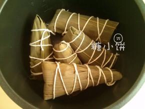 依次包完以后放到高压锅内，加入清水至没过粽子，电高压锅上汽后压30分钟，自然放气后开盖即可。