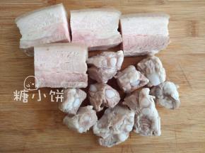 [提前一天准备卤肉]：
五花肉焯水至断生后切成大块，脆骨切块焯水备用