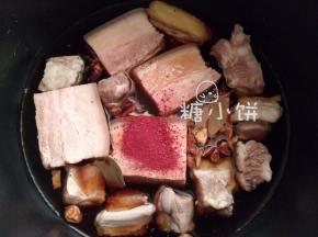 加八角2个，桂皮1段，香叶2片，丁香2颗，白豆蔻1颗，砂仁1颗，
荜拨1个，干橘皮1茶匙，姜3片，红曲粉1茶匙，生抽3汤匙和绍兴酒1汤匙