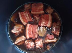 加水至没过所有材料的一大半，电高压锅上汽后压25-30分钟。
不开盖，在卤汁里浸泡一夜（这样各种香料的风味能相互融合）