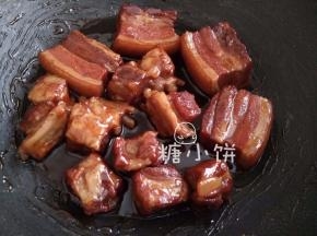 第二天转入炒锅中，加入白砂糖2汤匙，大火收汁。
将卤汁收浓至很粘稠的状态后离火，放在一边备用。