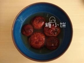 干香菇用清水泡发，挤掉多余水分后切成小块备用。
泡香菇的水不要倒掉，留着泡糯米用，会很香。
因为香菇是临时决定要放的，否则可以一开始就直接加到肉里面一起炖。
