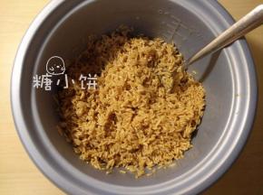 糯米加入泡香菇的水，再加清水至没过糯米1-2cm，充分浸泡半天。
滤去多余水分后加老抽1.5汤匙和盐5G拌匀成米料。
