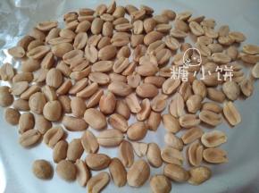 去皮花生烤熟备用（炒熟或者油炸也都可以）