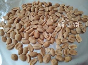 去皮花生烤熟备用（炒熟或者油炸也都可以）