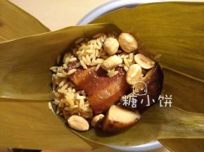 铺上卤肉、花生和香菇，再填补些米
缝隙处填米是为了避免太多馅料出现断层，上下不接