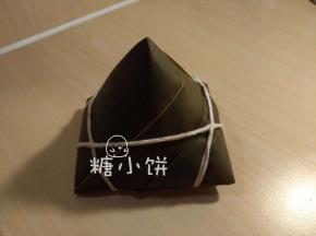 而四个侧面都是三角形，整体为金字塔状。
放入高压锅中，加水至没过粽子，高压锅上汽后压45分钟，自然放气后开盖。