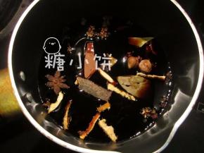 [制作复合酱油]：桂皮1段，八角1个，白豆蔻2个，香叶2片，丁香2颗，花椒十几颗，陈皮3片。所有香料加生抽2-3杯，大火煮开后转小火，保持微沸状态熬煮5分钟，关火。复合酱油可以一次多煮一些，保存在瓶子里，用来烧菜或者做蘸料什么的都很香