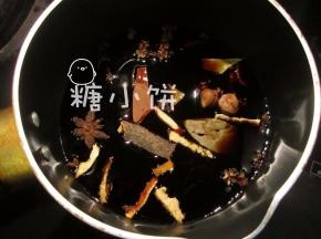 [制作复合酱油]：桂皮1段，八角1个，白豆蔻2个，香叶2片，丁香2颗，花椒十几颗，陈皮3片。所有香料加生抽2-3杯，大火煮开后转小火，保持微沸状态熬煮5分钟，关火。复合酱油可以一次多煮一些，保存在瓶子里，用来烧菜或者做蘸料什么的都很香