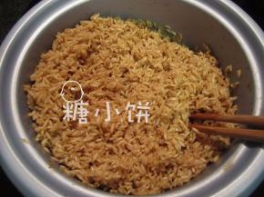 [准备米料]：糯米500G加生抽250ml和足量清水（足以没过糯米量大约1-2cm）。
浸泡一夜（或者半天，至糯米充分吸水）后滤掉多余水分，加盐1/3茶匙拌匀调味。
因为肉的味道比较重，肉多的情况下可以把糯米调得口味淡一些。