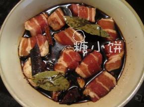 [腌肉]：五花肉200G切成小块，加复合酱油300ML和白砂糖1/2汤匙拌匀。
表面用保鲜膜封好，放入冰箱冷藏室（不结冰的那层）腌制1夜。
如果急用的话，室温腌制一两个小时也是可以的，我喜欢腌久一点，入味儿。
因为复合酱油我是现煮的，香味不算浓，所以煮酱油的香料我一起放进去了。
如果是密封保存了一段时间之后的，那时候香料味已经充分融合到酱油里了。