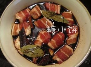 [腌肉]：五花肉200G切成小块，加复合酱油300ML和白砂糖1/2汤匙拌匀。
表面用保鲜膜封好，放入冰箱冷藏室（不结冰的那层）腌制1夜。
如果急用的话，室温腌制一两个小时也是可以的，我喜欢腌久一点，入味儿。
因为复合酱油我是现煮的，香味不算浓，所以煮酱油的香料我一起放进去了。
如果是密封保存了一段时间之后的，那时候香料味已经充分融合到酱油里了。