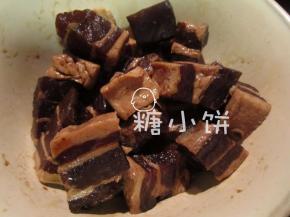 这是腌制好的肉，图片上是已经从腌肉的酱油里捞出来了。
多余的酱油不舍得浪费的话可以再加点料腌其它的东西。