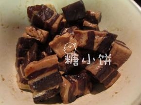 这是腌制好的肉，图片上是已经从腌肉的酱油里捞出来了。
多余的酱油不舍得浪费的话可以再加点料腌其它的东西。