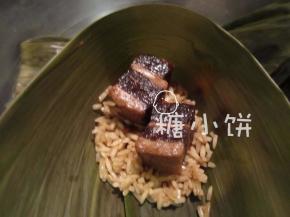 腌好的肉摆上去，摆在中间，实在人可以多放点