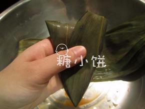 翻折上来之后的样子，如果叶片够长，多余部分可以再往下翻折。
一般两片交叠的就够长，这样一片的不会很长，就出头了一点。