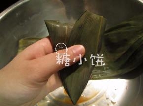 翻折上来之后的样子，如果叶片够长，多余部分可以再往下翻折。
一般两片交叠的就够长，这样一片的不会很长，就出头了一点。