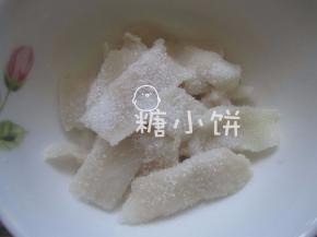 [制作糖冰肉]：肥肉切成小片煮至微微透明状（也可不煮，直接腌），加白砂糖和少许白酒揉捏均匀，放冰箱腌制1-3天。
至于为什么要做糖冰肉，因为这样做出来软糯易化滋滋冒油，不会觉得是在咬大肥肉。
我一开始包肉粽都是喜欢用这种方法，后来为了偷懒就直接用五花肉，感觉效果一样好。
总归是多一种做法多一种尝试，此处顺带一提也可作对比，就不另开一篇文单写了。