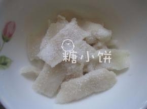 [制作糖冰肉]：肥肉切成小片煮至微微透明状（也可不煮，直接腌），加白砂糖和少许白酒揉捏均匀，放冰箱腌制1-3天。
至于为什么要做糖冰肉，因为这样做出来软糯易化滋滋冒油，不会觉得是在咬大肥肉。
我一开始包肉粽都是喜欢用这种方法，后来为了偷懒就直接用五花肉，感觉效果一样好。
总归是多一种做法多一种尝试，此处顺带一提也可作对比，就不另开一篇文单写了。