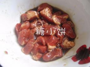同理瘦肉腌肉部分还是切成小块用复合酱油腌制