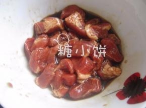 同理瘦肉腌肉部分还是切成小块用复合酱油腌制