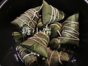 全部包好以后煮熟。
加水至没过所有粽子，电高压锅上汽后30-40分钟，自然放气后开盖即可。
一次做得多吃不完，我是煮熟沥水放凉后，再放冰箱冷冻保存。