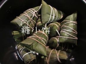 全部包好以后煮熟。
加水至没过所有粽子，电高压锅上汽后30-40分钟，自然放气后开盖即可。
一次做得多吃不完，我是煮熟沥水放凉后，再放冰箱冷冻保存。