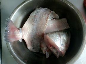 准备食材:鲈鱼在买的时候就让卖鱼的提前片好